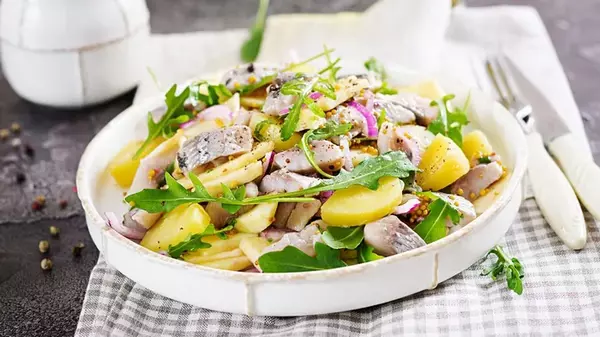 Весенний салат с селедкой: недорогой и легкий для желудка
