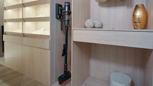 Хранение беспроводного пылесоса: 5 креативных идей для маленьких квартир