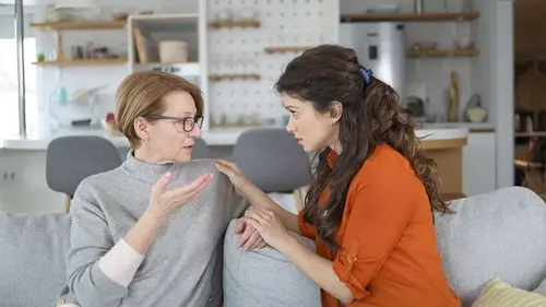 7 фраз невестки, которая тайно ненавидит свекровь, но улыбается в глаза