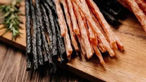 Полезны ли мясные палочки и вяленое мясо: диетологи объяснили все нюансы