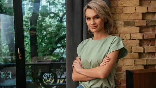 Скрещенные руки: психолог рассказала, почему это не всегда свидетельствует о недоверии