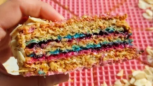 Вафельный торт с вареной сгущенкой и смородиной — простой рецепт домашнего лакомства