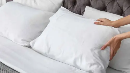 Пожелтевшие простыни и подушки можно отбелить соком: какой нужен и как использовать