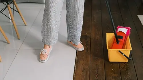 Налейте это в ведро — и пол засияет: гениальный способ уборки