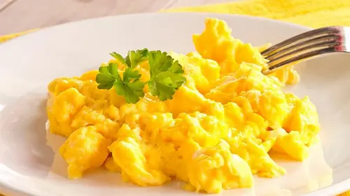 Приготовить идеальную яичницу-болтунью, как в ресторане, просто: вот 6 секретов