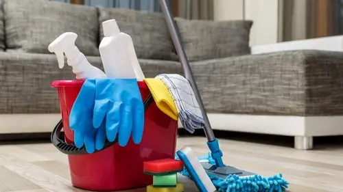 Даже старый деревянный пол будет блестеть уже после первого мытья: что добавить в воду