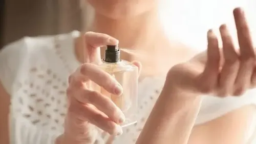 Куда и как наносить парфюм: ошибки, убивающие стойкость аромата