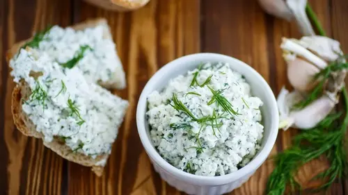 Творожная намазка с зеленью и чесноком: рецепт закуски, на приготовление которой нужно всего 10 минут