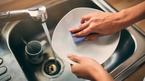 Надо ли вытирать посуду после мытья: что будет, если оставлять ее мокрой