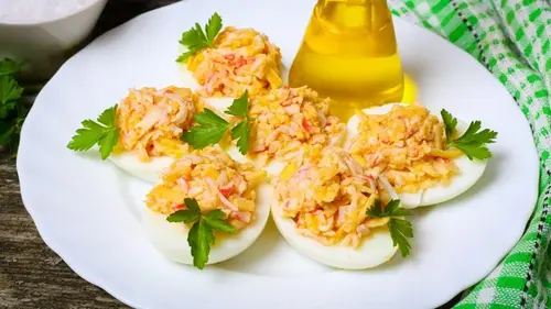 Яйца фаршированные крабовыми палочками и сыром: рецепт праздничной закуски