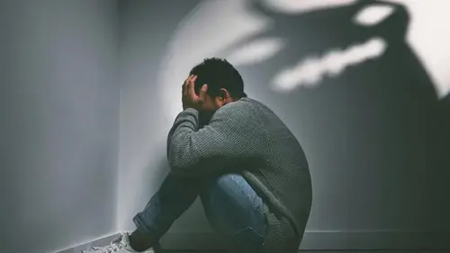 Почему люди боятся темноты: эволюционный биолог раскрыл тайну нашего вечного страха