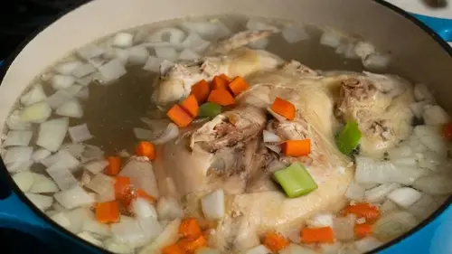 Секретный ингредиент в бульоне: как он меняет вкус и почему с ним нужно быть осторожным