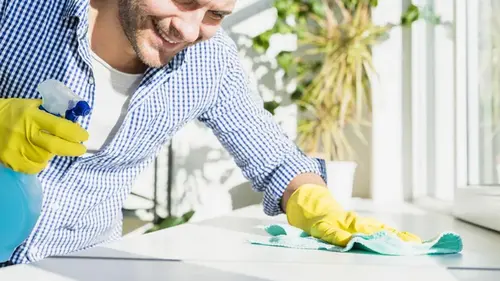 Ножом скрести не нужно: 5 способов легко отмыть следы от скотча с пластиковых окон