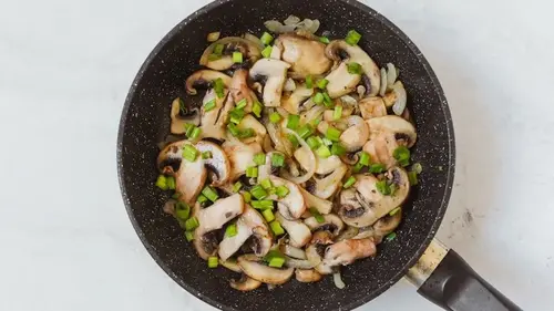 На чем жарить шампиньоны, чтобы они были хрустящие, ароматные и не пускали сок