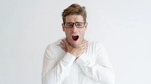 Что делать, если вы подавились, а никого нет рядом — техника самопомощи, которая может спасти жизнь