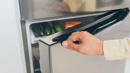 Вот почему холодильник постоянно гудит: как избавиться от этого шума