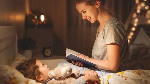 Сказки на ночь для детей: почему это полезно и какие стоит почитать