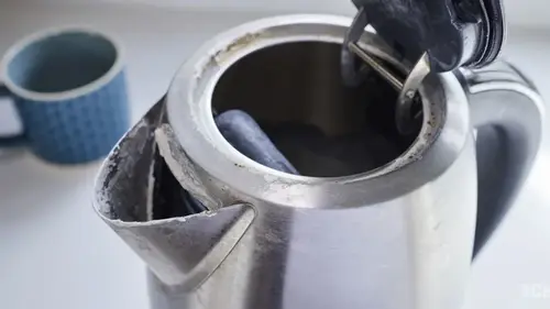 Как очистить чайник от накипи: справится лучше уксуса