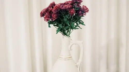 Зачем класть монету в вазу с цветами: неожиданный лайфхак, который продлевает свежесть букета