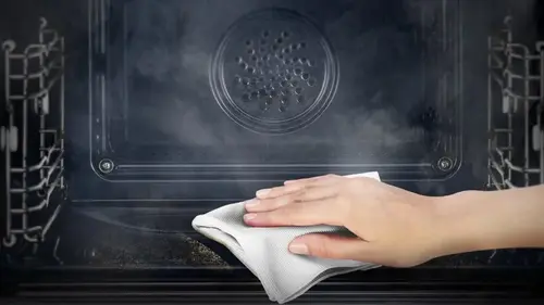 Мыть духовку содой и уксусом — прошлый век: одно средство растворяет жир за секунды