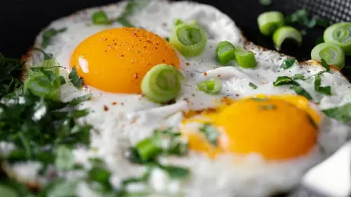 Шеф-повара рассказали, как приготовить идеальную яичницу: результат удивит
