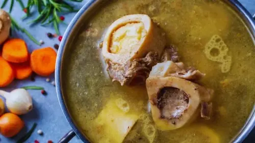 Зачем повара во время варки мяса кладут в кастрюлю стакан: неожиданный кулинарный трюк
