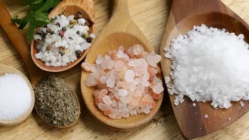 В каких продуктах соли больше, чем кажется: список, который удивит многих