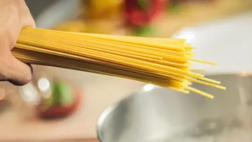 Что сделать, чтобы макароны не слипались и были в разы вкуснее: хитрый кулинарный трюк