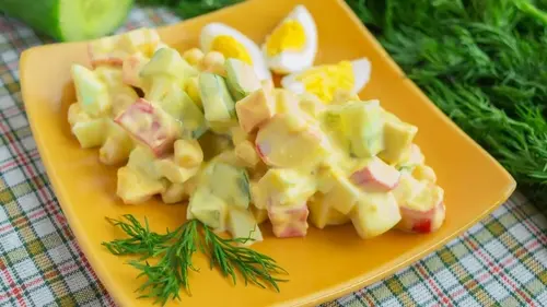 Салат с крабовыми палочками, яйцом, кукурузой и свежим огурцом: классический рецепт