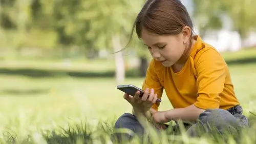 «Дикое лето» без смартфонов: стоит ли родителям возвращать детям каникулы, как в 90-х, без гаджетов