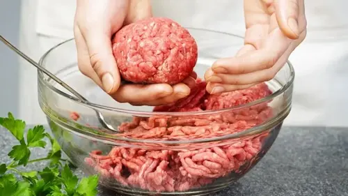 Из-за этой популярной ошибки котлеты получаются сухими и невкусными: как правильно солить фарш