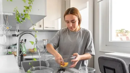 Немецкие хозяйки никогда не ополаскивают посуду после мытья, и вот почему: полезный трюк для быта