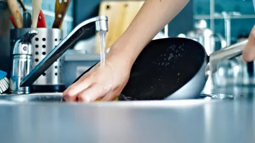 Два кухонных продукта могут очистить кастрюли и сковородки: об этом способе знают не все