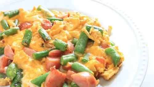Омлет со стручковой фасолью помидорами и сосисками: отличная идея для завтрака