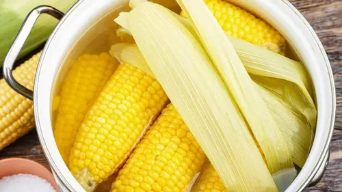 Кукуруза будет нежной, ароматной и вкусной даже без сливочного масла: добавьте это во время варки