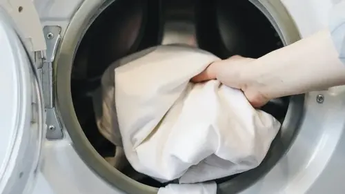 Белые вещи станут как новые: опытные хозяйки посоветовали копеечное средство из аптеки
