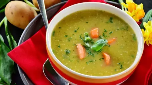 Как приготовить идеальный гороховый суп: что добавить для вкуса, а какие продукты не стоит класть