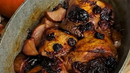Куриные бедра со сливами и другими фруктами: рецепт ароматного мяса