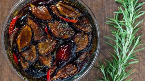 Вяленые сливы с чесноком и травами: рецепт оригинальной закуски